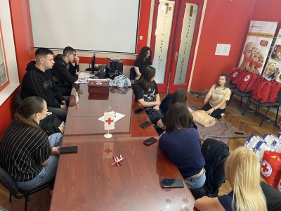 Припрема за градако такмичење прве помоћи, екипа Економско трговинске школе.